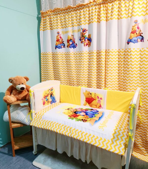 Modelo Proteção total «Winnie the Pooh com amigos, ziguezague amarelo»