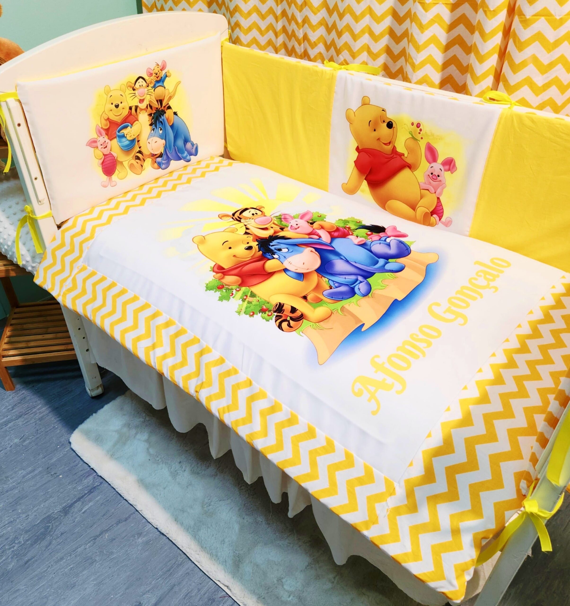 Modelo Proteção total «Winnie the Pooh com amigos, ziguezague amarelo»