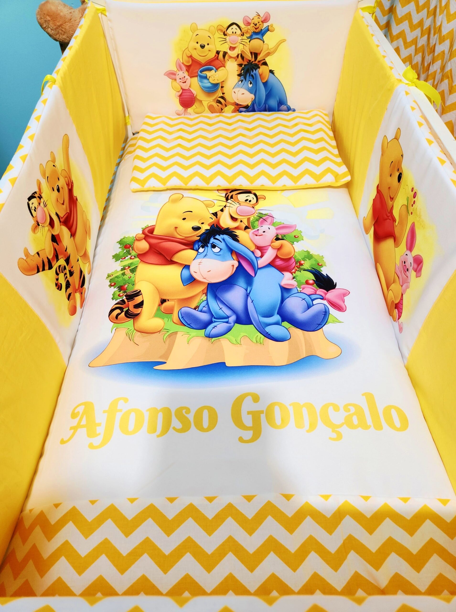 Modelo Proteção total «Winnie the Pooh com amigos, ziguezague amarelo»
