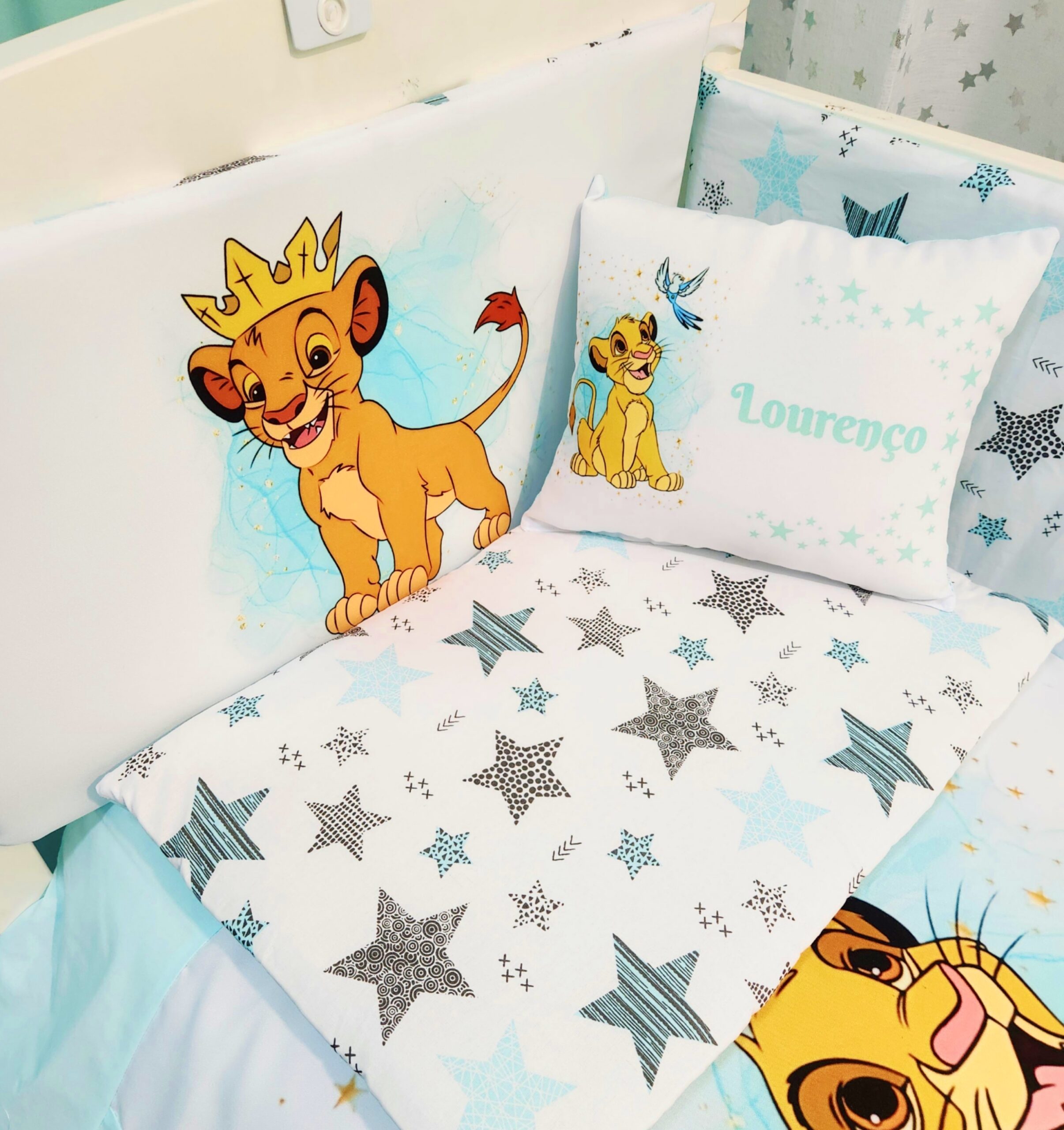 Modelo Proteção total «Rei Leão Estrelas e Verde água»