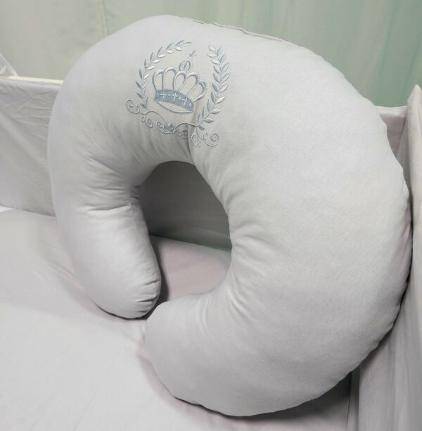 Almofada de amamentação cinzenta com coroa bordada