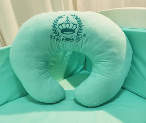 Almofada de amamentação verde agua com coroa bordada