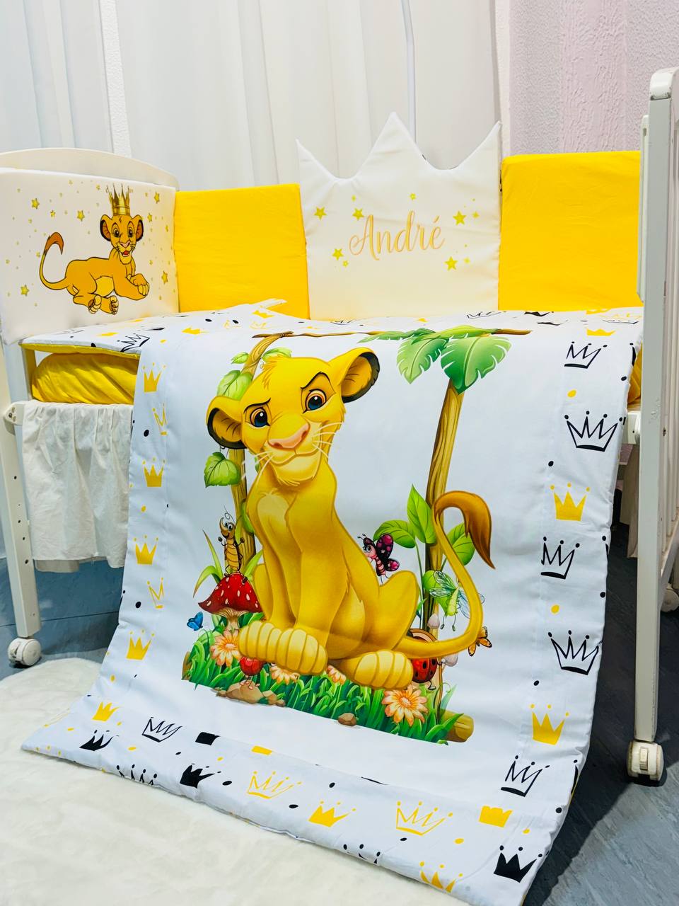 Conjunto Conforto «Rei Leão coroas amarelas»